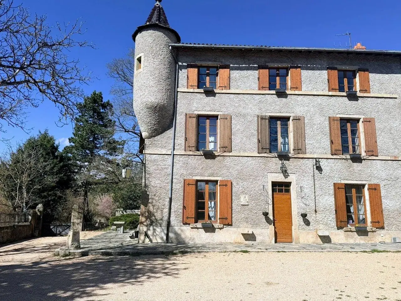 Le Château Les Tourelles, au Domaine d’Éden, sa tour ronde et sa cour.