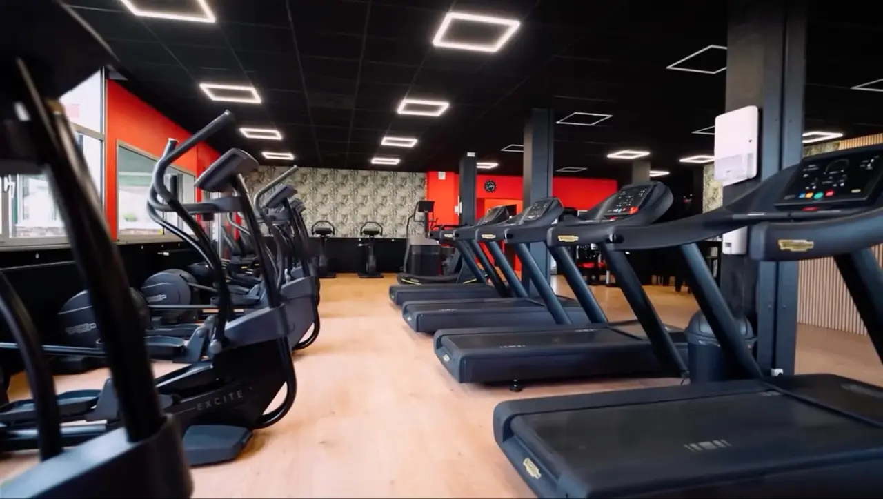 Le plateau cardio de Fitness Firm, ses tapis et ses vélos alignés.