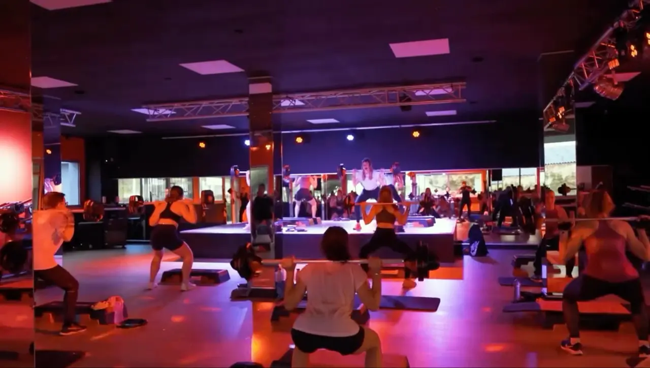 Un cours collectif en salle chez Fitness Firm.